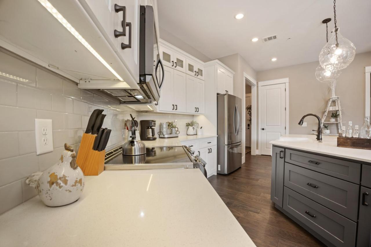 Beautiful Downtown Condo - Balcony - Amazing City Views - Loaded Kitchen - Stainless Steel Appliances - Board Games & More Блу-Ридж Экстерьер фото