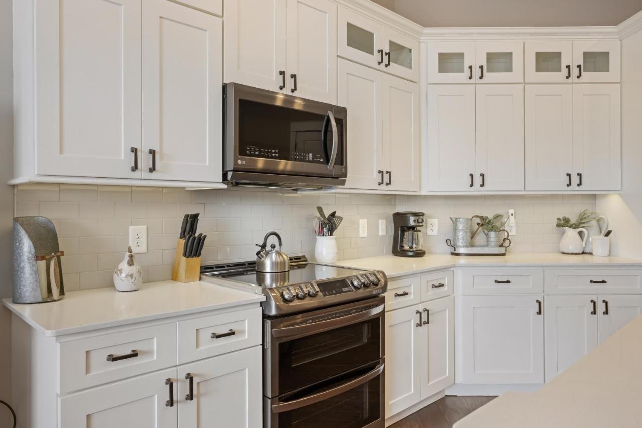 Beautiful Downtown Condo - Balcony - Amazing City Views - Loaded Kitchen - Stainless Steel Appliances - Board Games & More Блу-Ридж Экстерьер фото