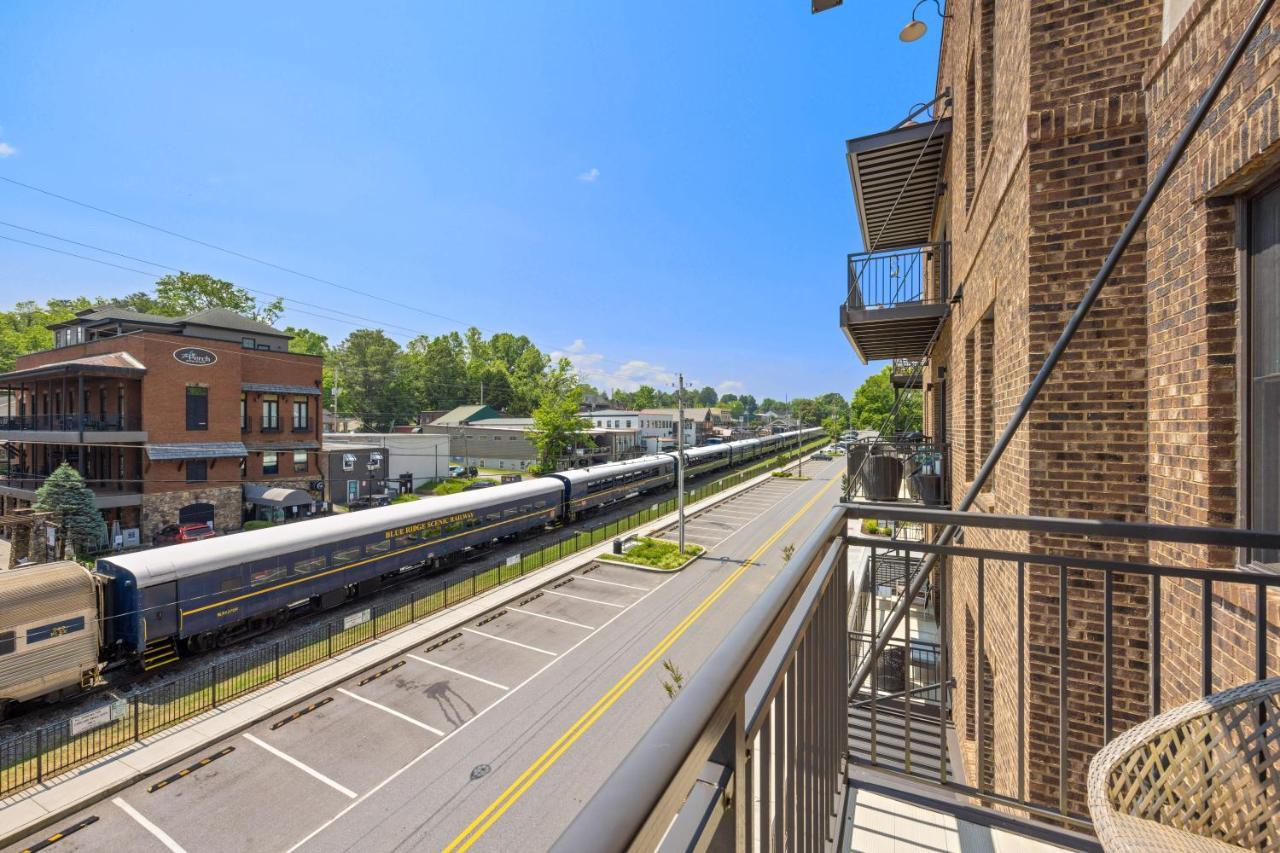 Beautiful Downtown Condo - Balcony - Amazing City Views - Loaded Kitchen - Stainless Steel Appliances - Board Games & More Блу-Ридж Экстерьер фото